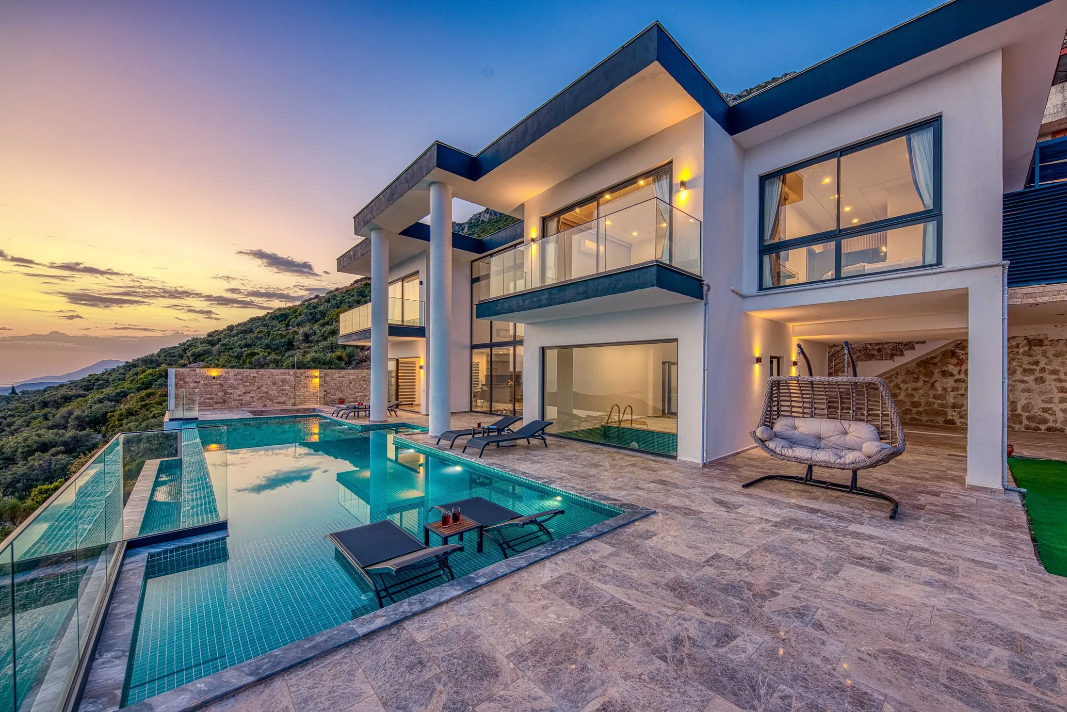 Gün batımında özel havuzlu lüks villa
